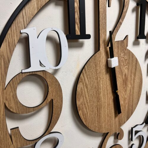 שעון קיר בצבע שחור משולב עם עץ