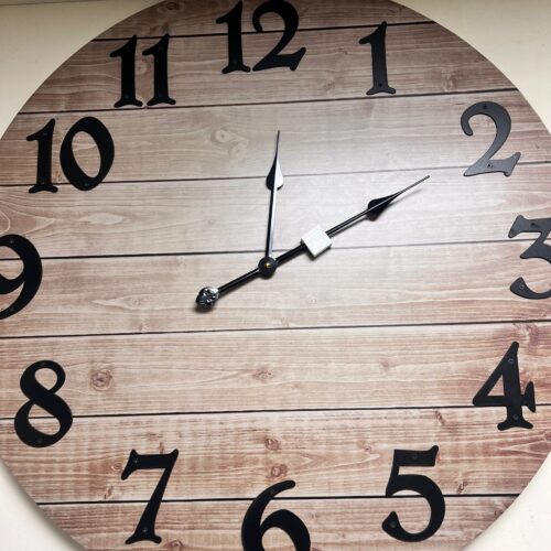 שעון קיר מעץ משולב שחור