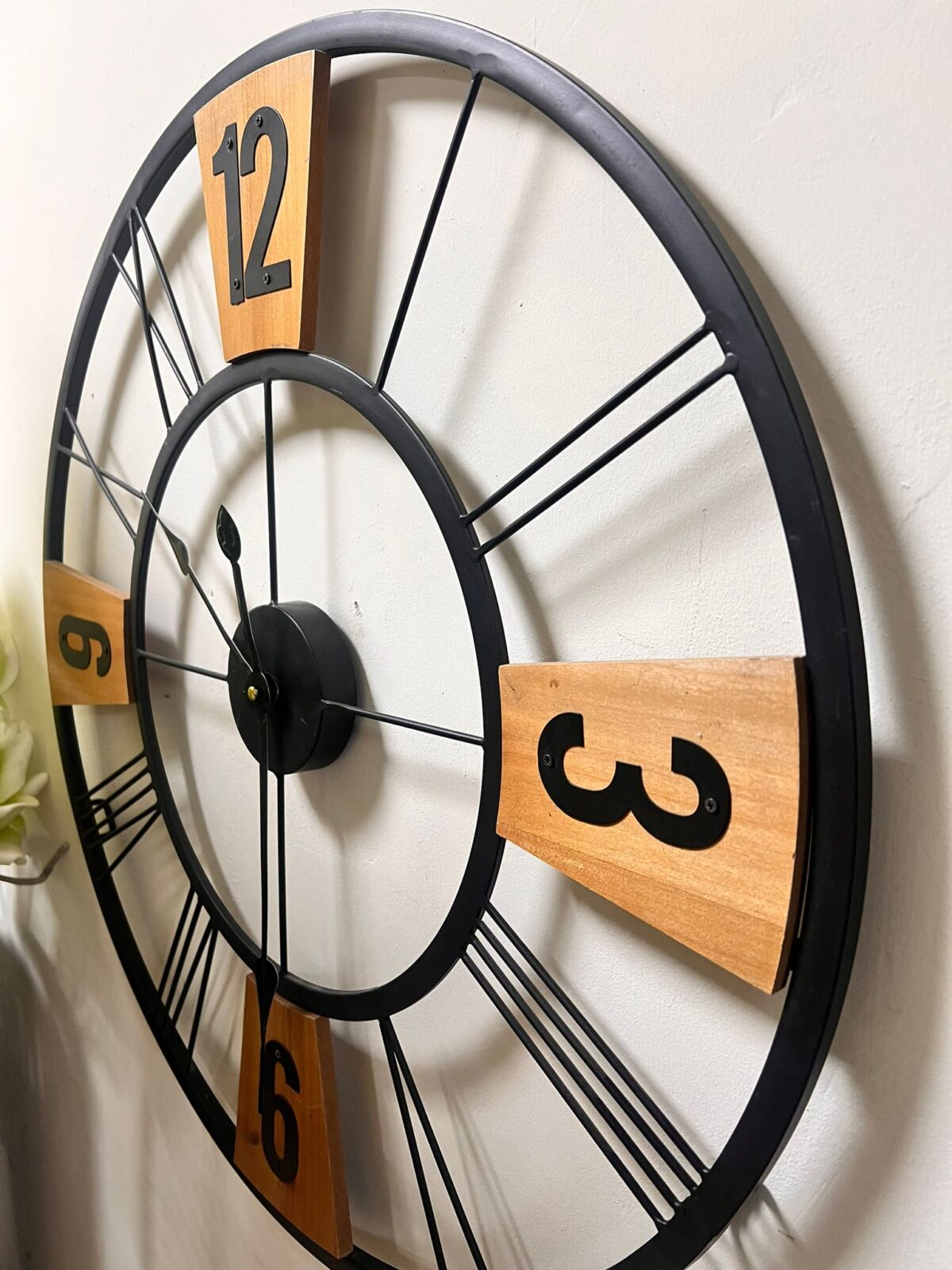 שעון קיר שחור משולב עץ – תמונה 2