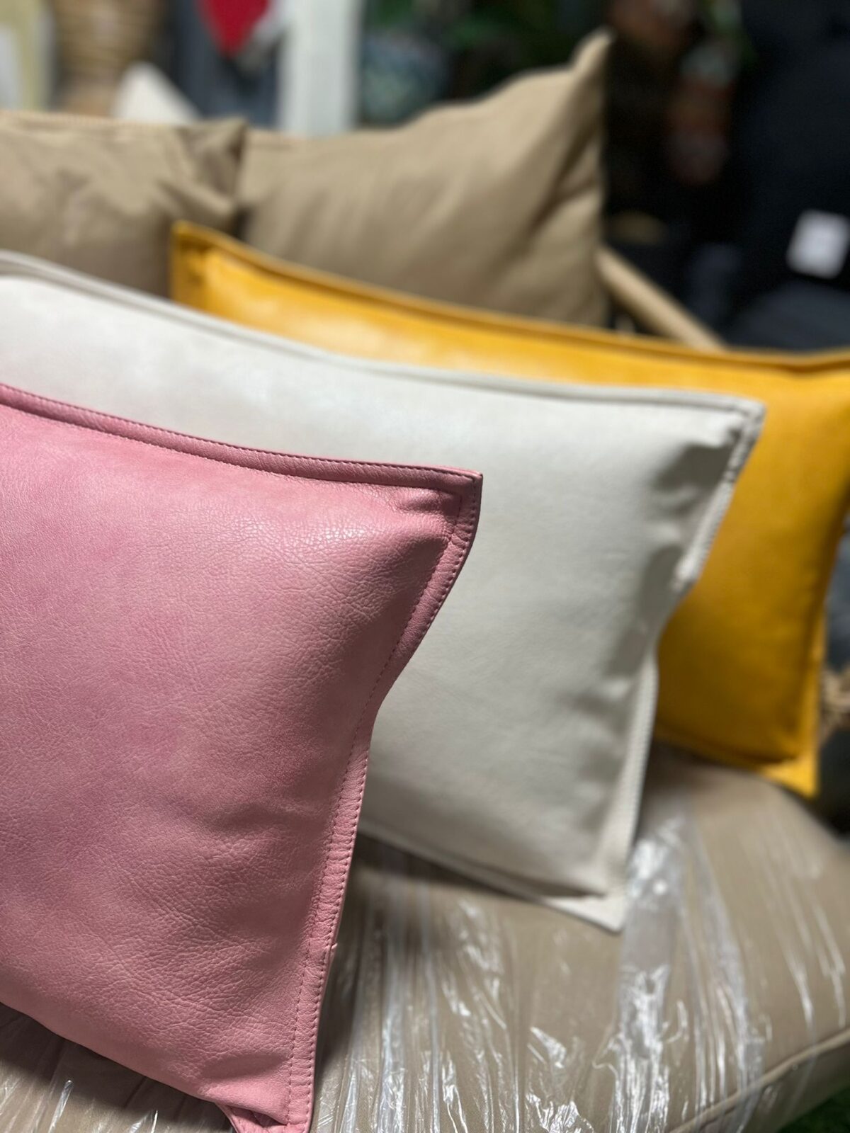 כריות נוי ארוכות מדימוי עור .